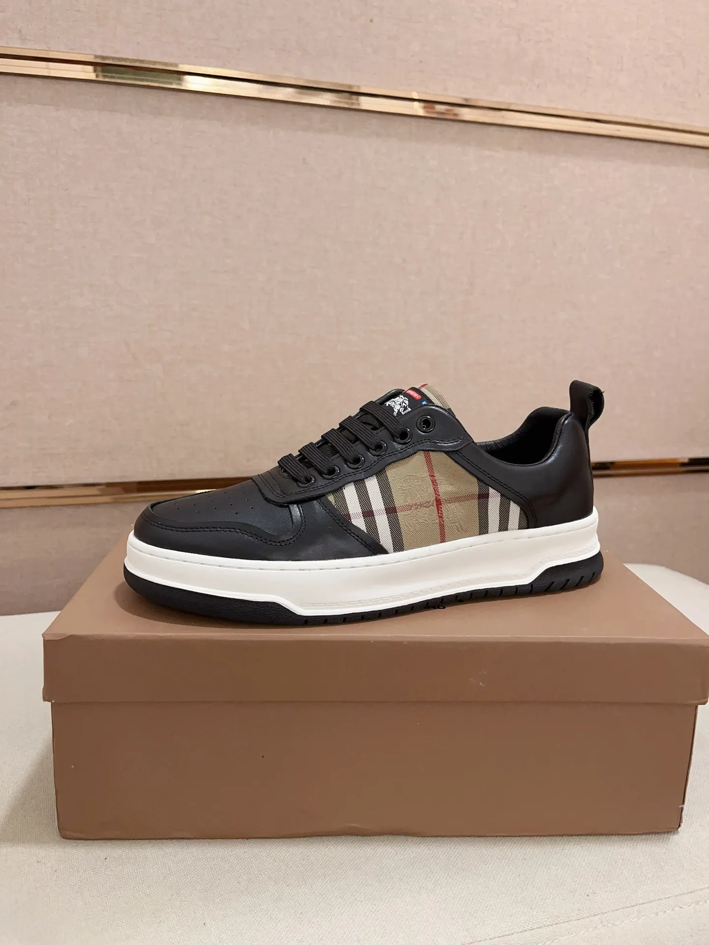 Men's shoes💰: 400💰🇮🇹🇮🇹The counters are synchronized with BURBERRY's top purchasing agents🔍🔍Synchronized sales. Positive code number: 38-44. Italian imported cowhide with official website fabric. Fully imported sheepskin lining, sole: original sole provided by the original factory, exclusive movable molded sole, super comfortable, original factory follow-up goods, 🔍🔍high quality, you can enter and leave the counter at will, welcome to compare (can be customized 45)